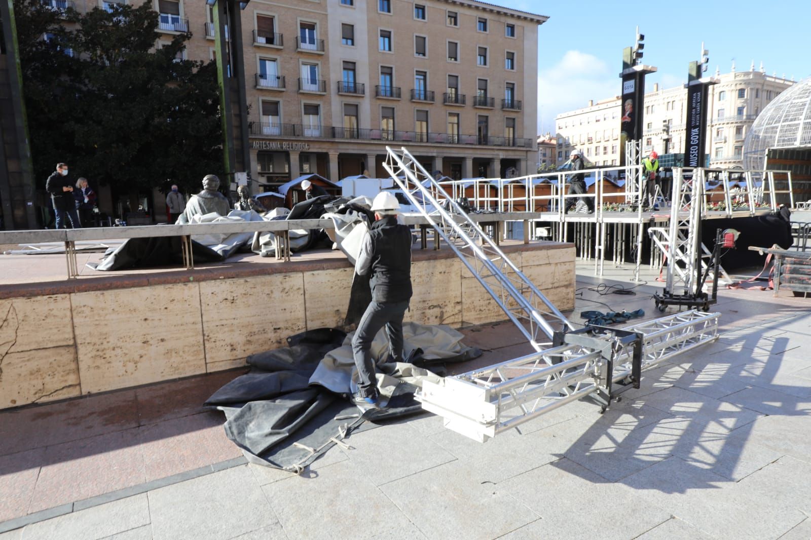 Los operarios, reparando el escenario, que estará listo el sábado.