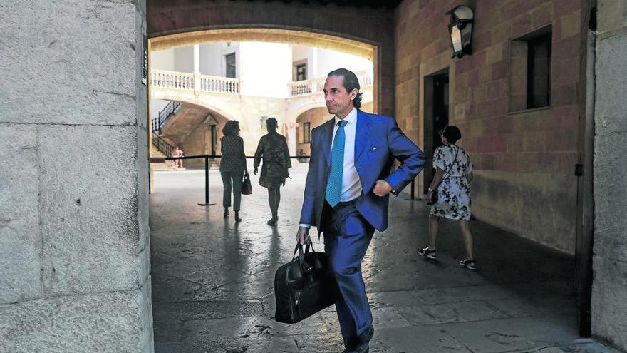 El abogado Enrique Molina, a su salida ayer de la Audiencia de Palma.