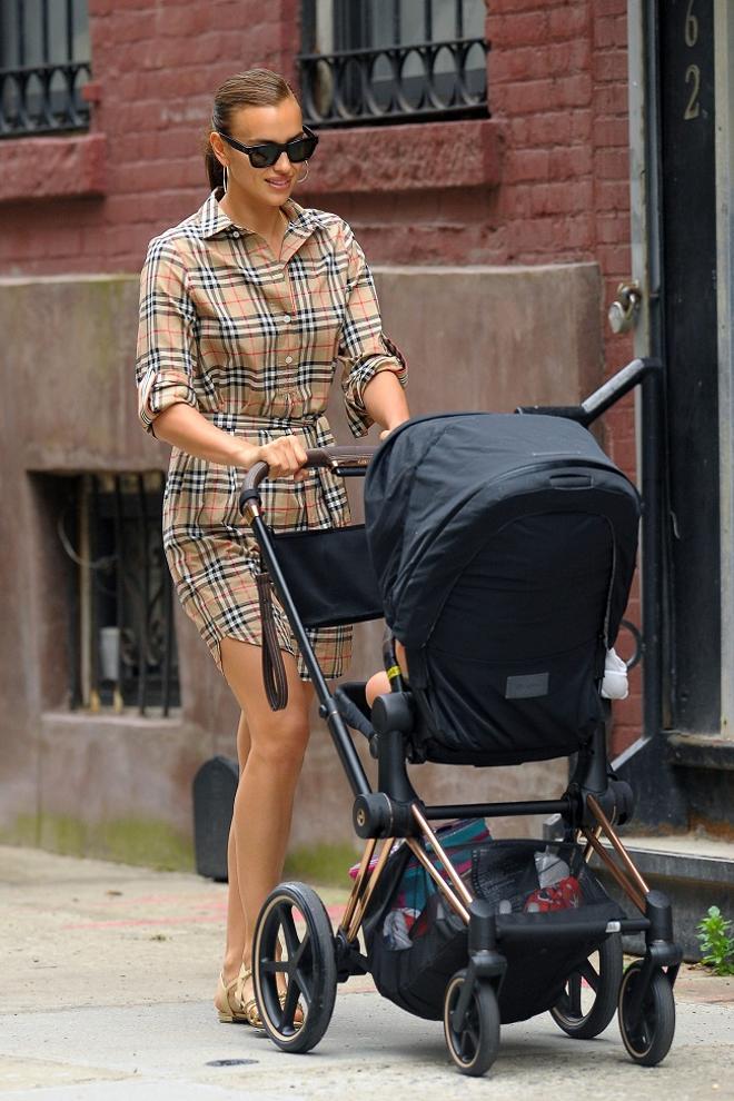 Irina Shayk pasea a su hija Lea por Nueva York, con el vestido camisero de cuadros Burberry