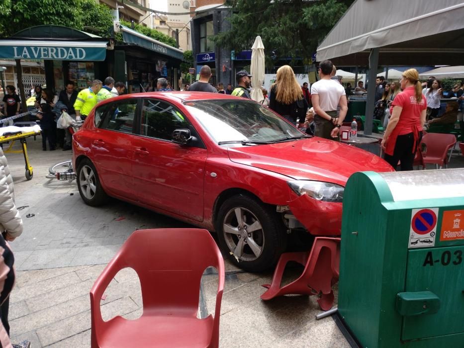 Un coche se estrella en las terrazas de Plaza Cetina