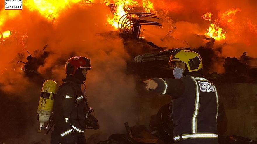 Espectacular incendio en la planta de reciclaje de Almassora