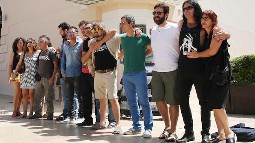 La familia de Maniac Tales posó frente al Cine Albéniz tras la presentación de su propuesta.