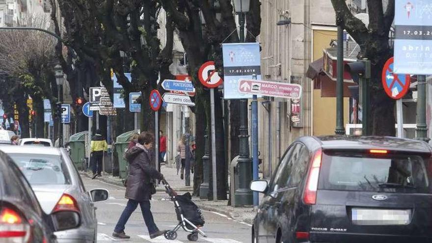 El Celta anuncia la próxima apertura de su sede con carteles distribuidos por la ciudad. // Alba Villar