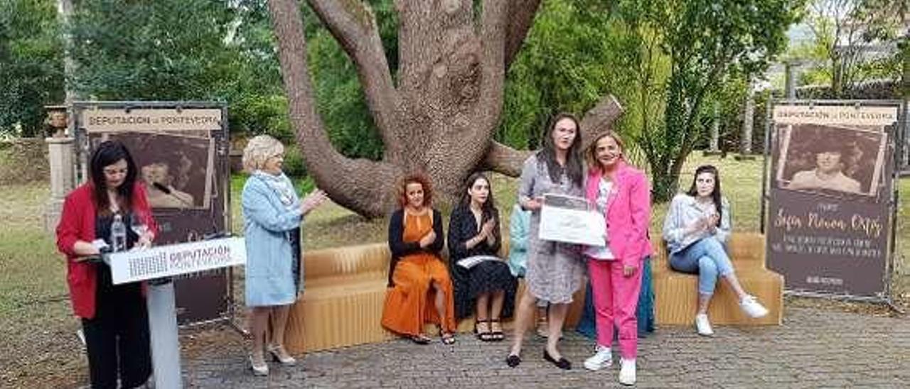Premio Sofía Novoa - La estudiante moañesa Andrea López Pastoriza recibió en la Diputación el segundo premio del certamen Sofía Novoa, por una investigación sobre los trazos de género en la elección de estudios de administración y gestión.