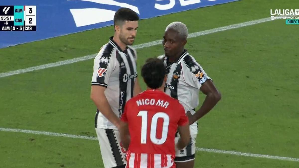 Imagen de la provocación de Melamed a Barri y Camara tras el tercer gol del Almería.