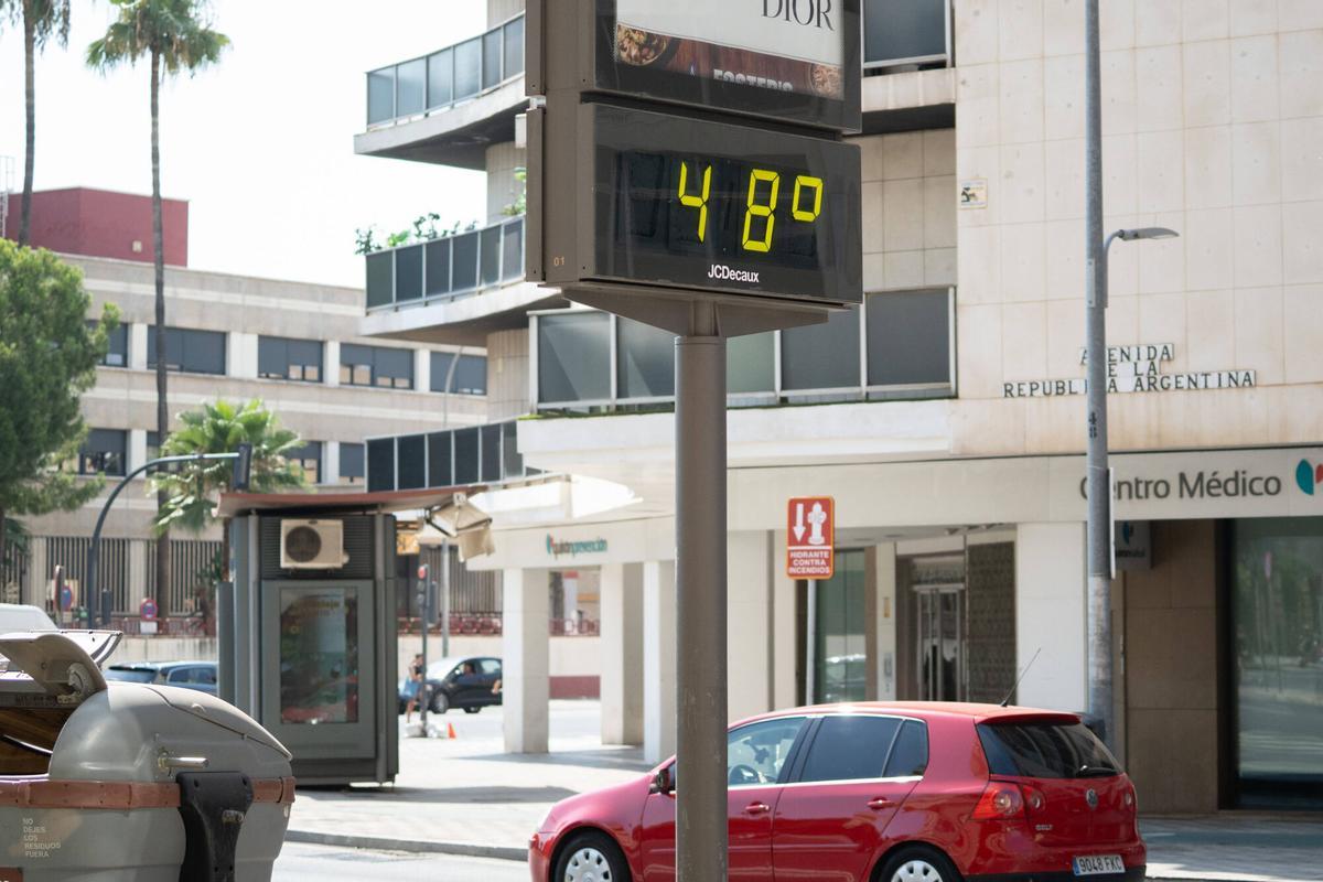 Termómetro marcando altas temperaturas (más de 45º) en Sevilla