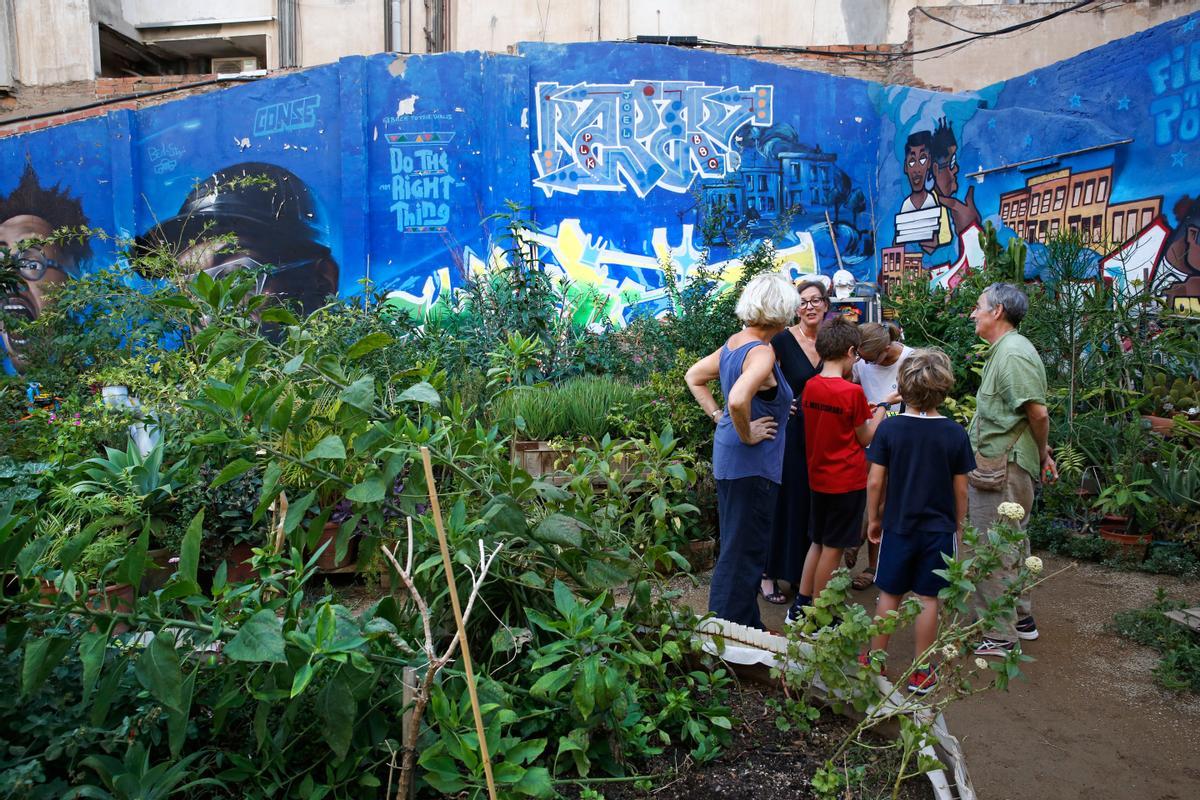 Espai Nur, pequeño jardin en el cruce de Calàbria con Consell de Cent, gestionado por los vecinos