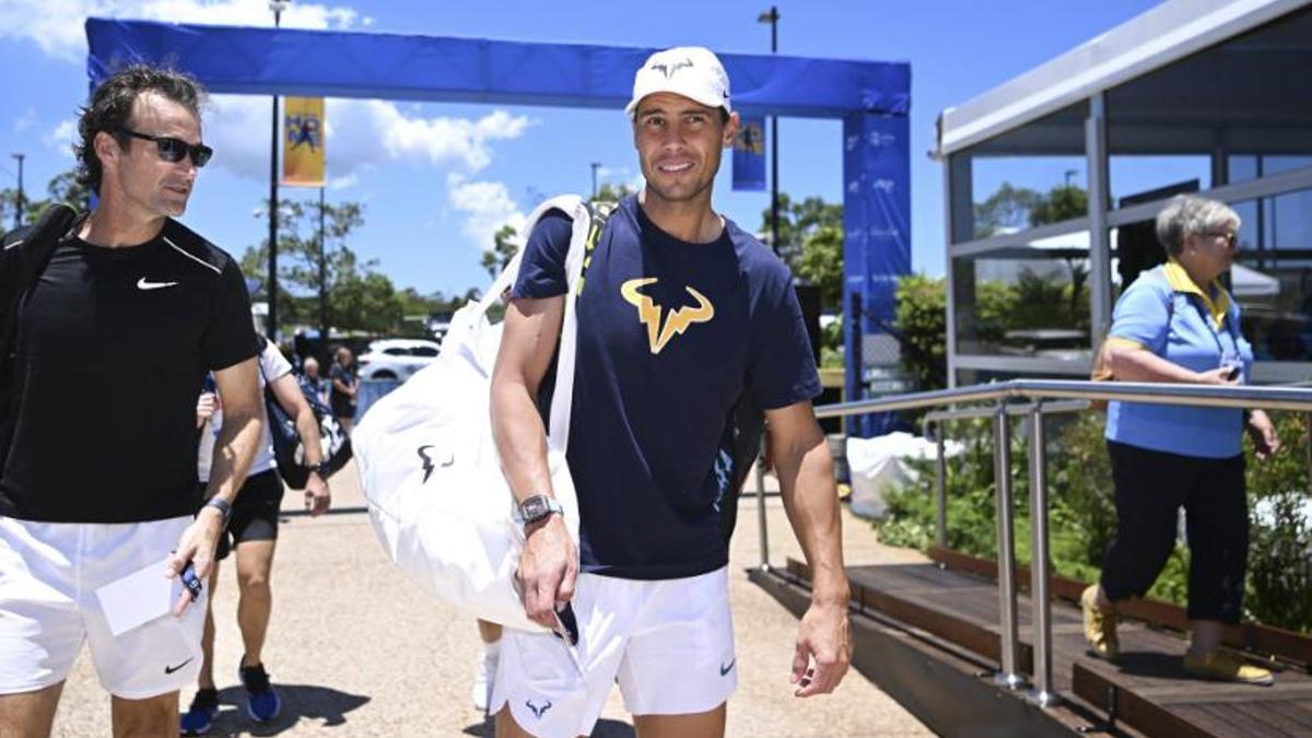 Rafa Nadal se dispone a entrenar en Brisbane.