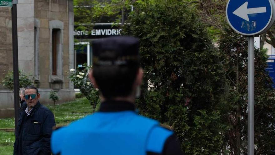 Un agente de la Policía Local, en el barrio de Sabugo.