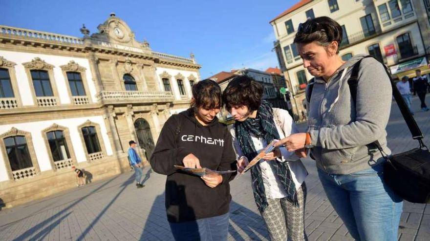 Un grupo de turistas, de visita ayer en la Plaza de España de Pontevedra. // Gustavo Santos