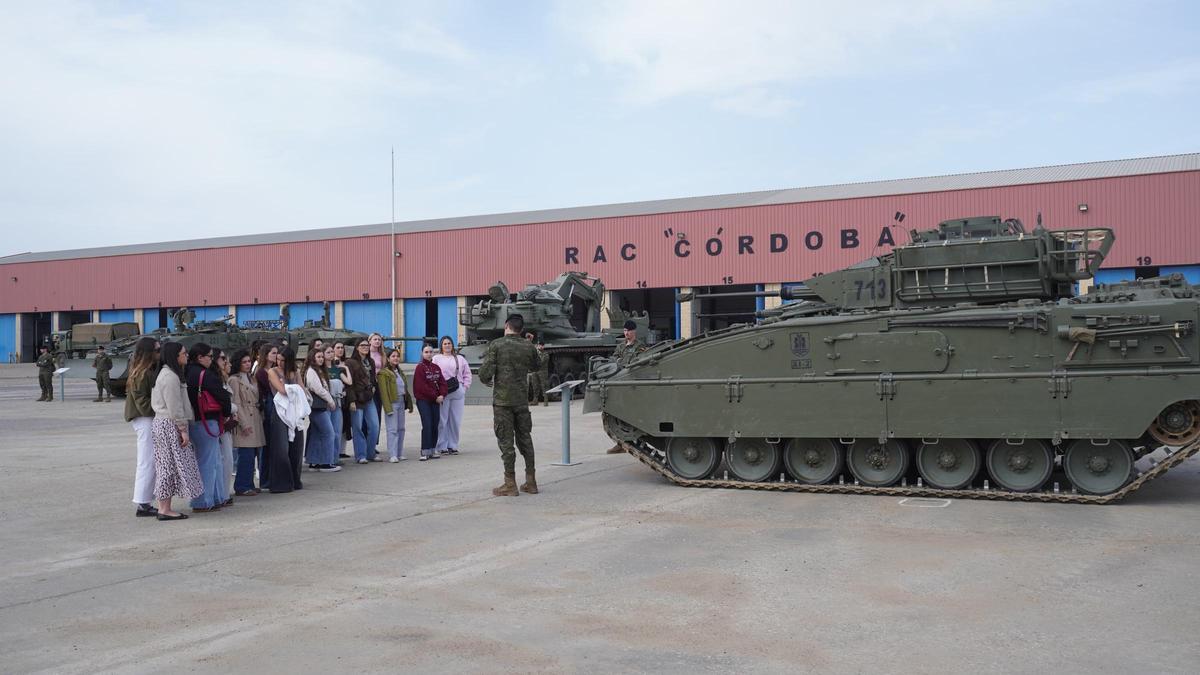 Alumnos de la UCO atienden las explicaciones recibidas en la BRI X.