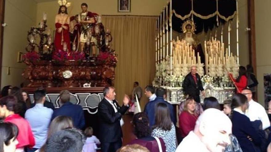 Los dos pasos de la Hermandad del Ecce Homo de Aspe minutos antes de iniciar la procesión.