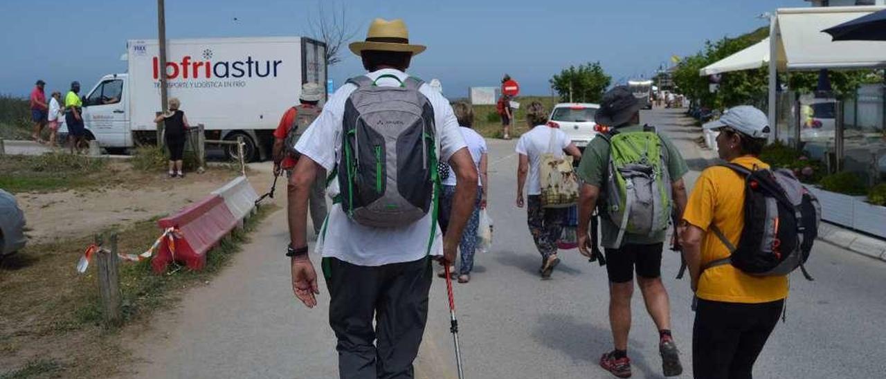 Veraneantes de camino a la playa de Vega.