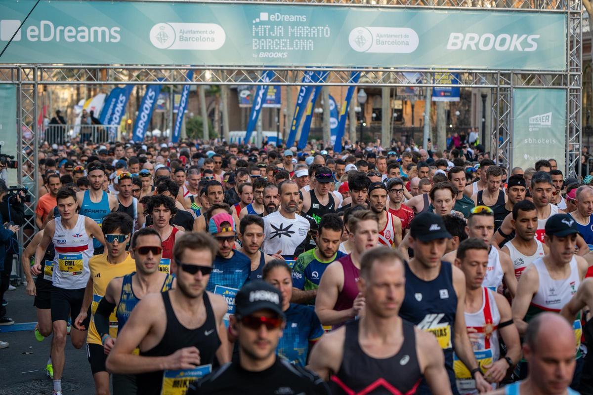 Cientos de personas participan en la Mitja Marató de Barcelona de 2025, en Barcelona.