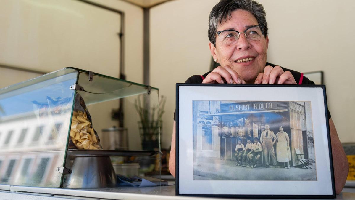 Teresa Buch, con una foto antigua de la churrería El Sport de la plaza de Lesseps de Barcelona.