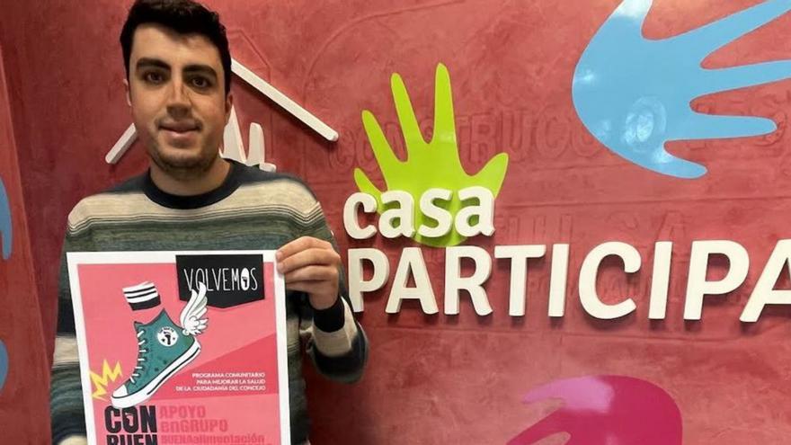 Nicolás Fernández posa con un cartel del programa de vida saludable. | A. LL.