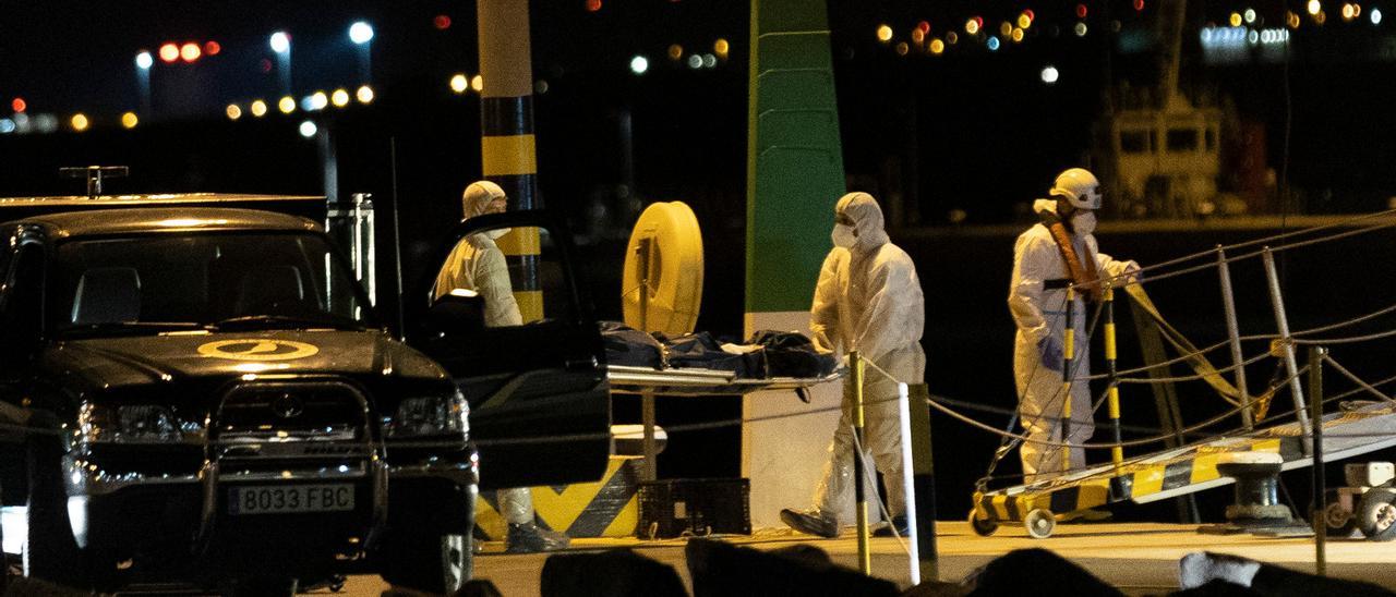 Rescatados tres cuerpos de la patera hundida en Lanzarote.