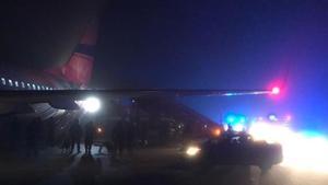 El avión desviado, en el aeropuerto de Praga.
