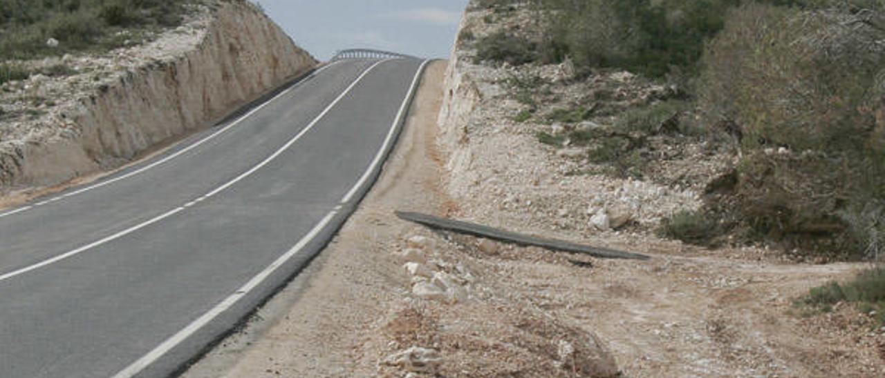 Una carretera aislada en medio del camino entre Villalonga y l&#039;Orxa