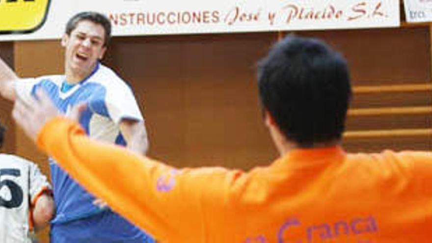 Jorge Gracia (c) se lesionó en un dedo de la mano en esta acción.
