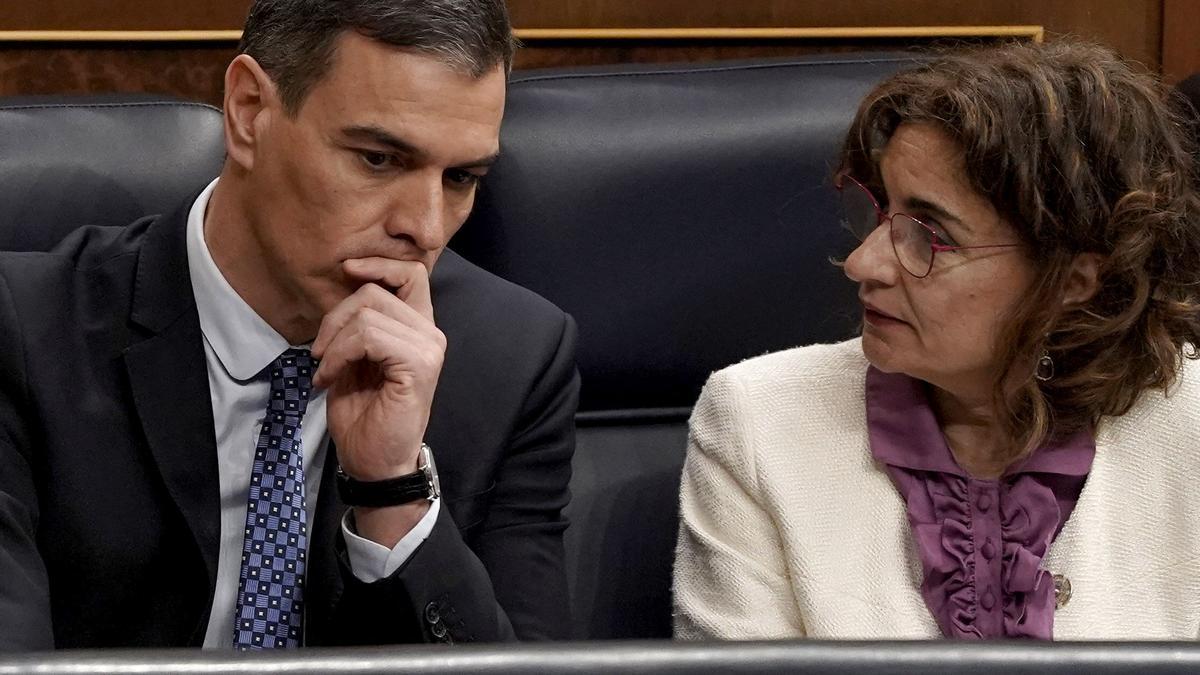 Pedro Sánchez y María Jesús Montero durante la sesión plenaria extraordinaria en el Congreso de los Diputados.