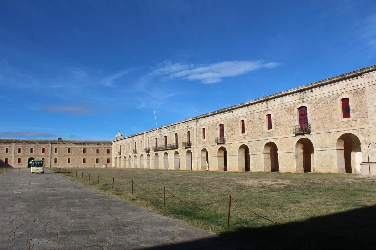El pati d'armes del castell de Sant Ferran de Figueres