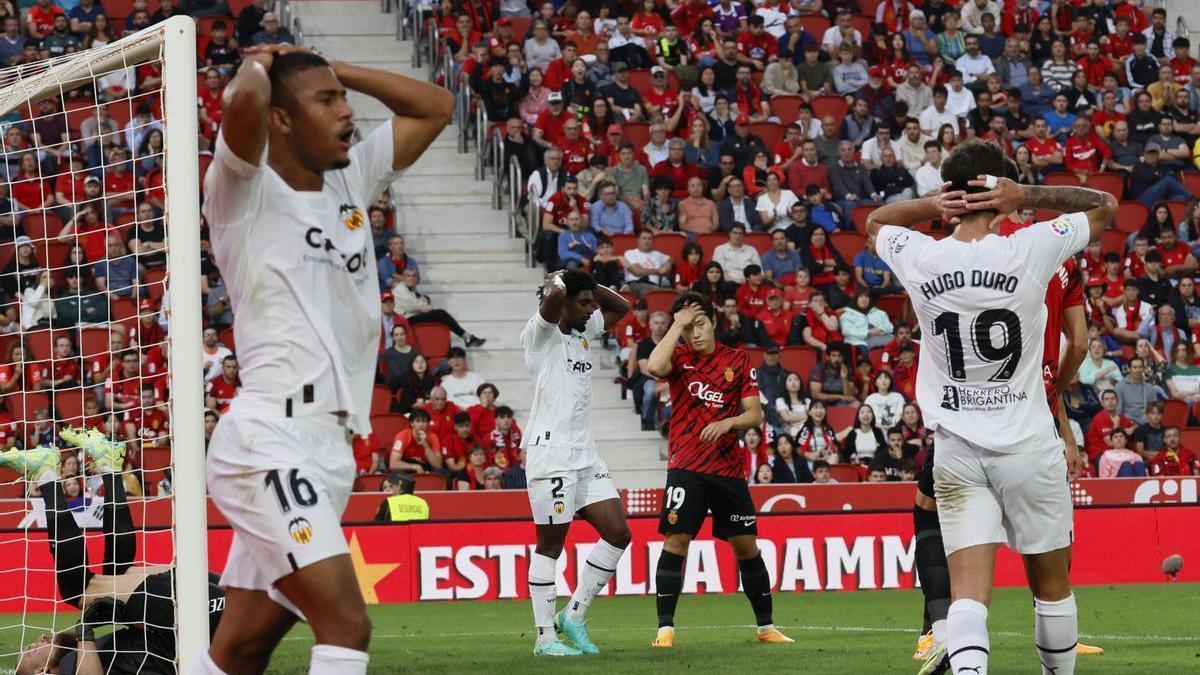 Los futbolistas del Valencia CF se lamentan de una ocasión fallada contra el Mallorca