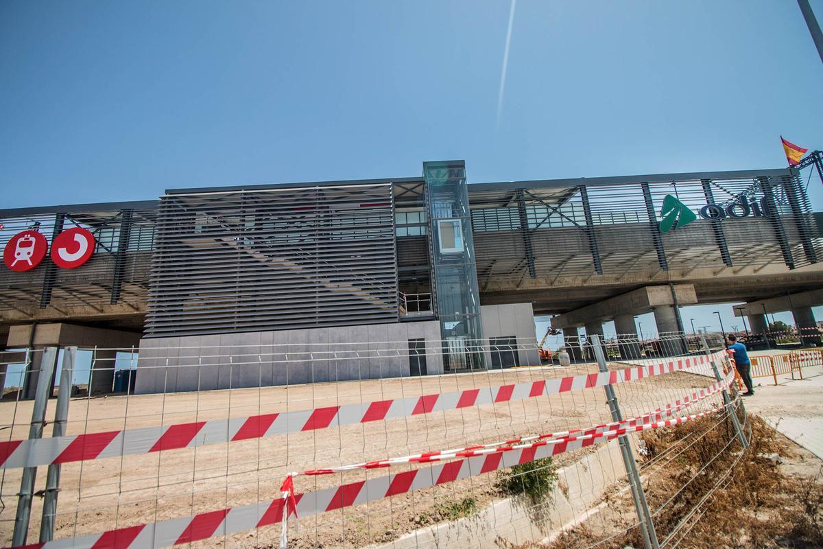 Imagen de archivo de la estación cuando se estaban culminando las obras en la que se observa el montaje de uno de los ascensores exteriores acristalados