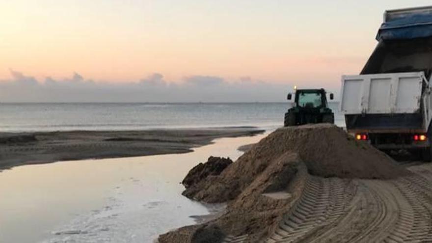 Trabajos de reparación de la playa de la Albufereta, ayer.