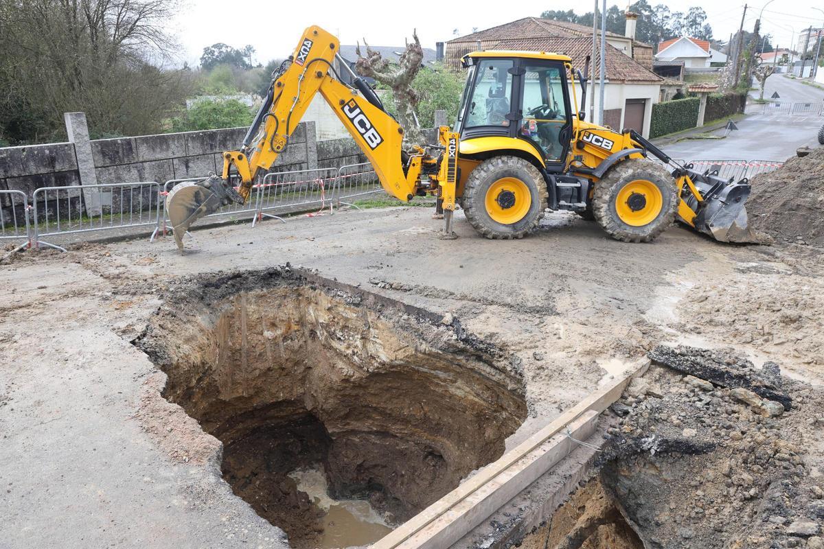 El gran agujero que la acumulación de agua ha abierto en la rúa Reverendo José María Pérez Alonso.