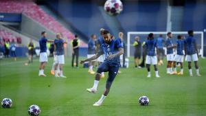 Neymar chuta un balón durante el último entrenamiento del PSG en Lisboa.
