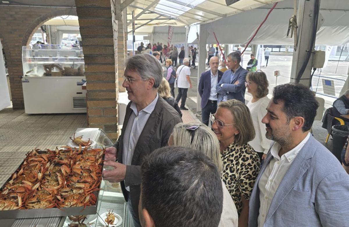 José Cacabelos, con Ángeles Domínguez y dos concejales del PP, en la pasada Festa do Marisco. |  M. Méndez