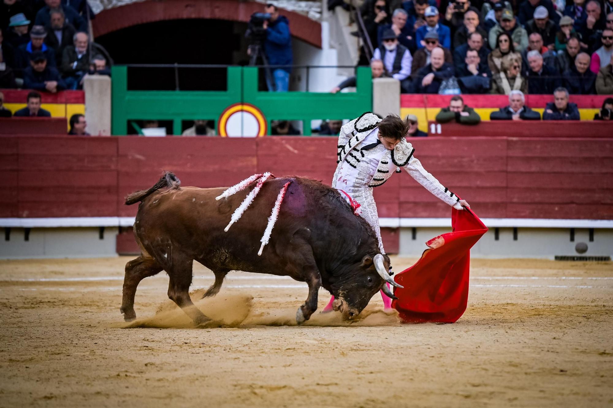 Tomás Rufo defiende su feudo de Castellón con tres orejas y Roca Rey lo acompaña a hombros