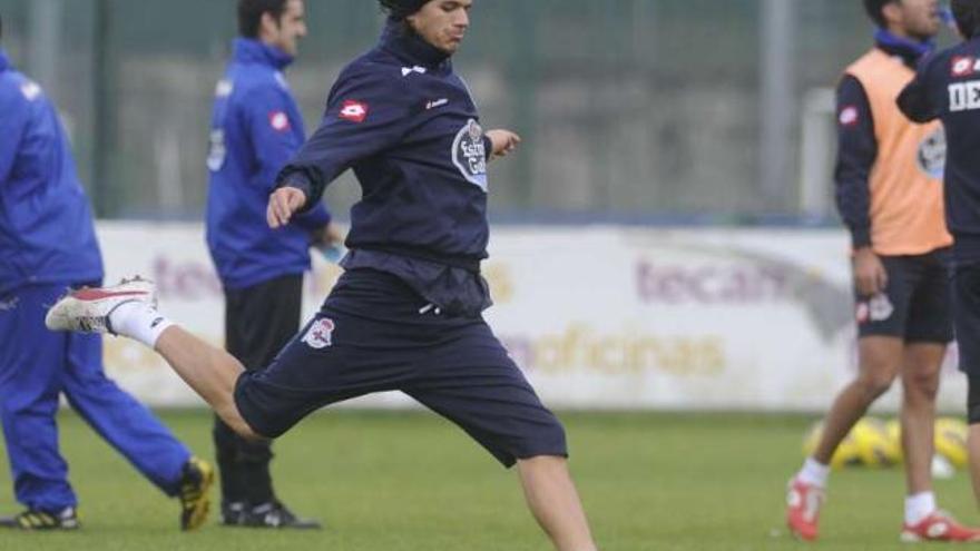 Zé Castro, a punto de golpear el balón en el entrenamiento de ayer en Abegondo. / carlos pardellas