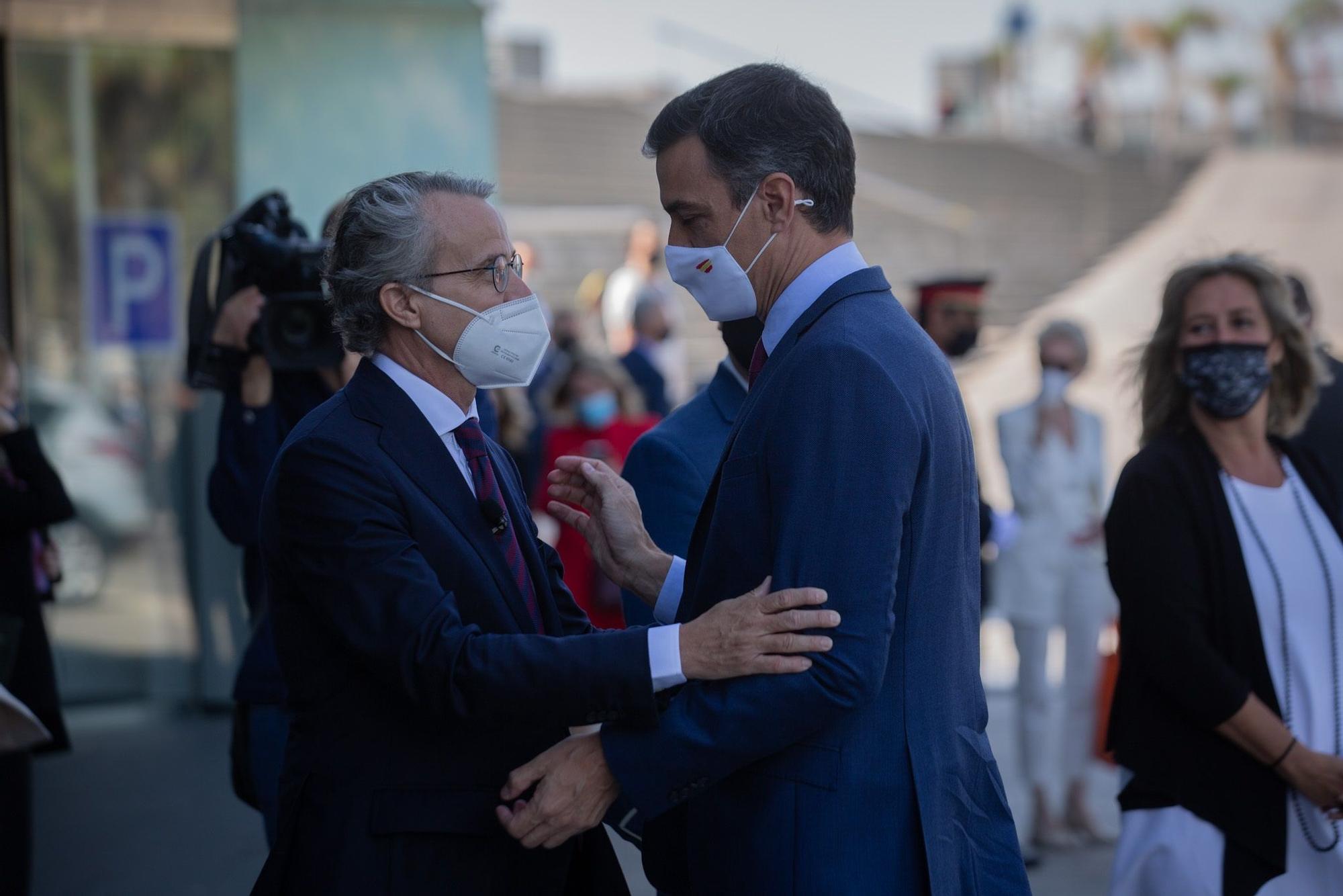 El presidente del Gobierno, Pedro Sánchez, y el presidente del Cercle d'Economia, Javier Faus, se saludan este 18 de junio de 2021 en Barcelona.