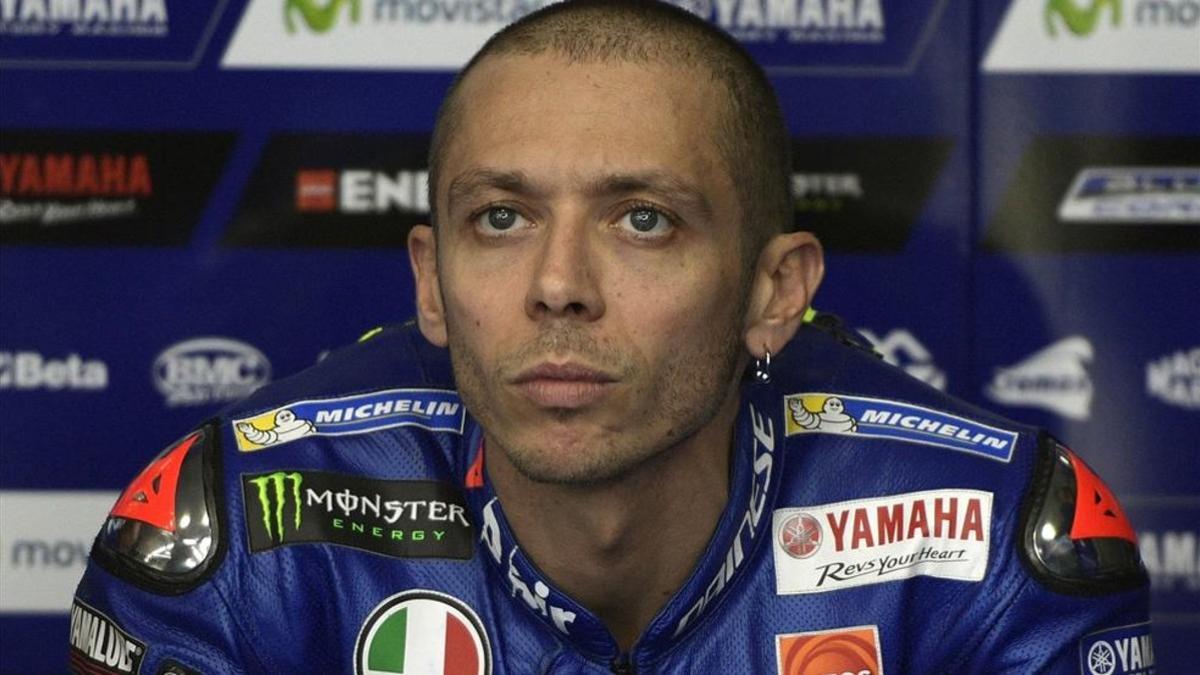 Rossi, concentrado en el box de Yamaha
