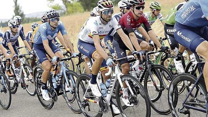 Alejandro Valverde, delante de Lluís Mas en un momento de la etapa de ayer.