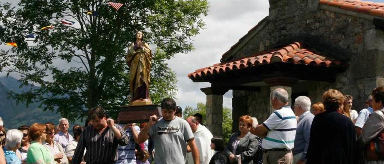 La procesión es uno de los elementos tradicionales de la romería de Santa Ana en Naves.