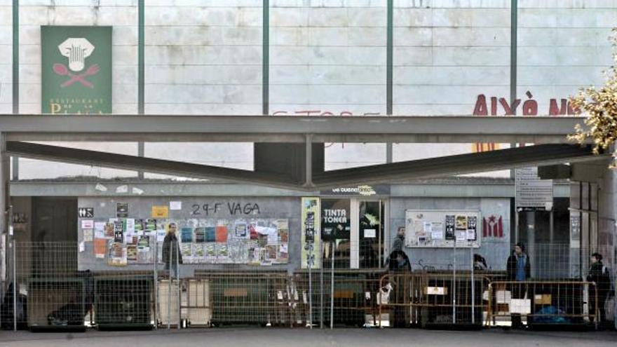 Una barricada impide el acceso a la Universidad Autónoma de Barcelona.