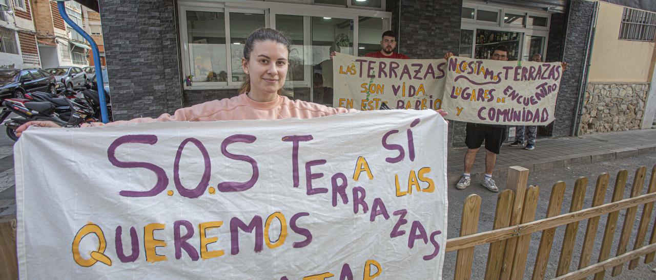 Pancartas en la Zona Norte de Alicante contra la supresión de los veladores en áreas de aparcamiento