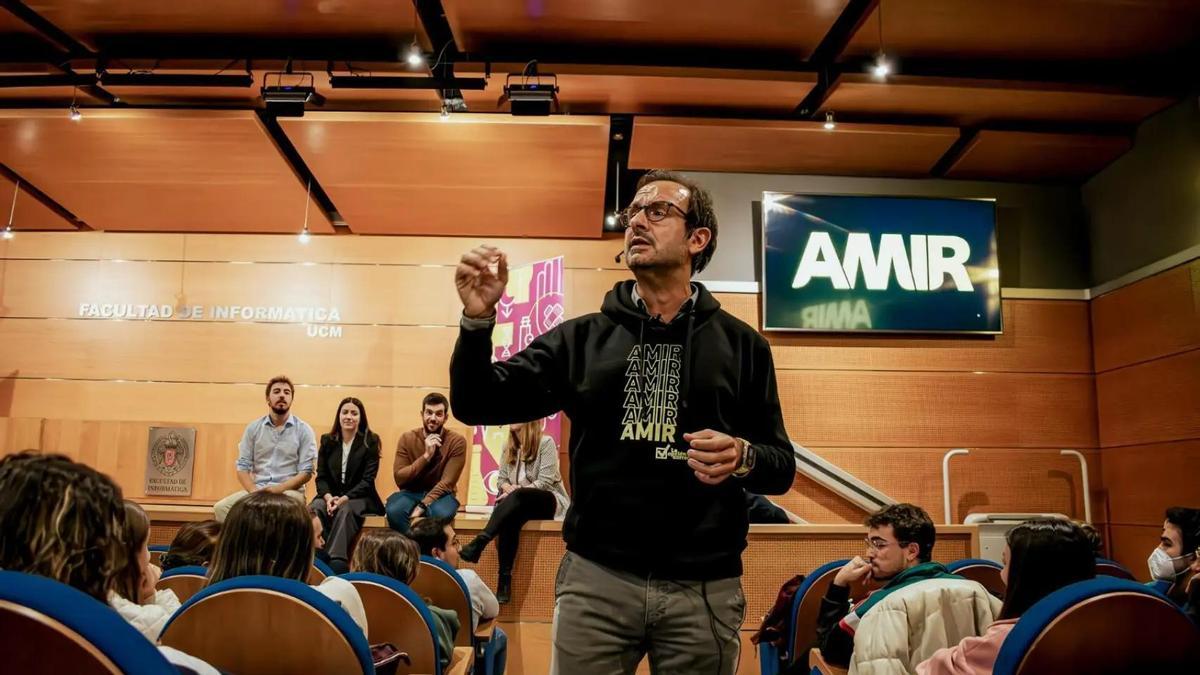 Jaime Campos, fundador y director de AMIR durante una presentación del centro