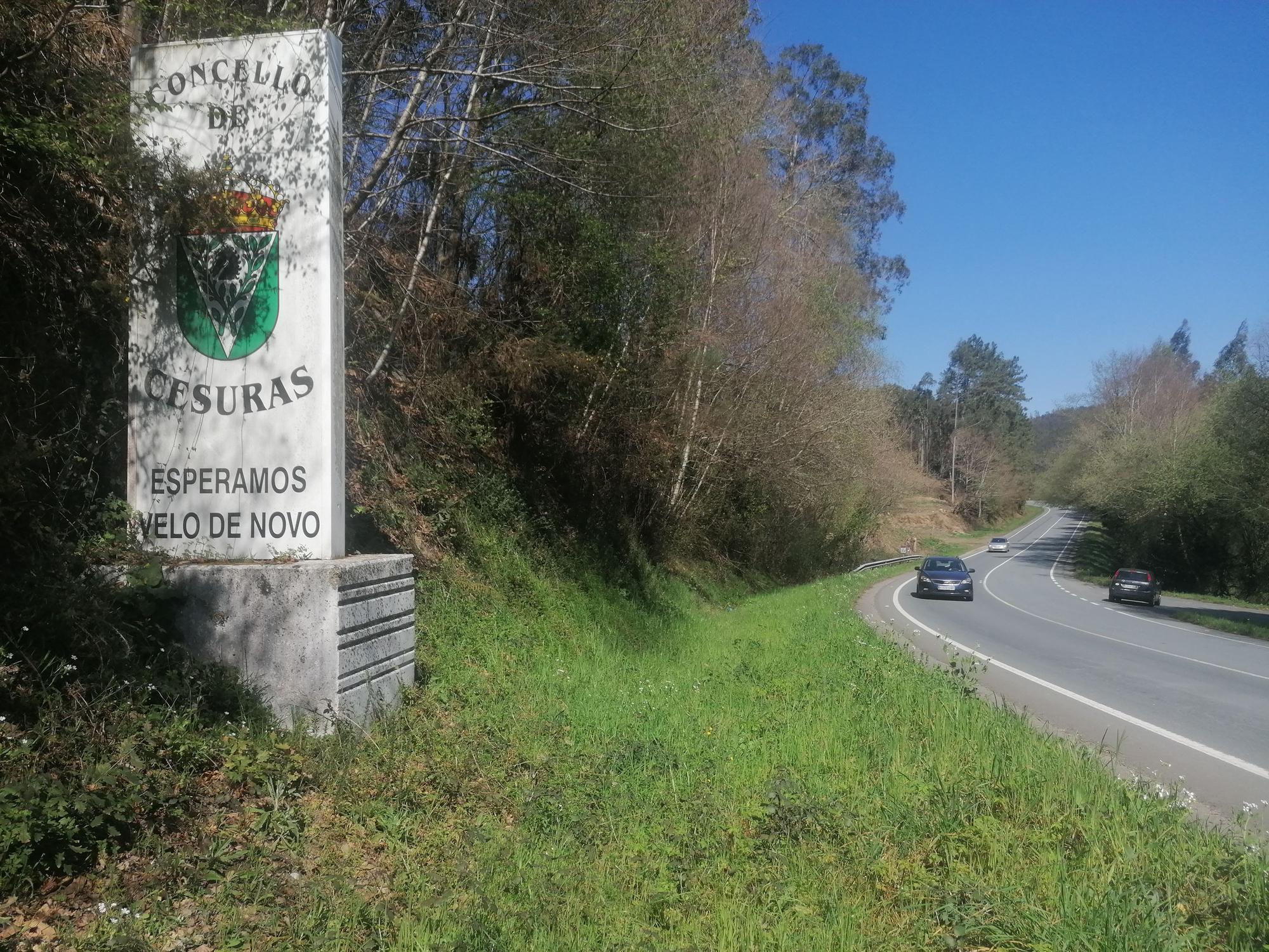 Cartel del extinto Concello de Cesuras que todavía despide a los visitantes.