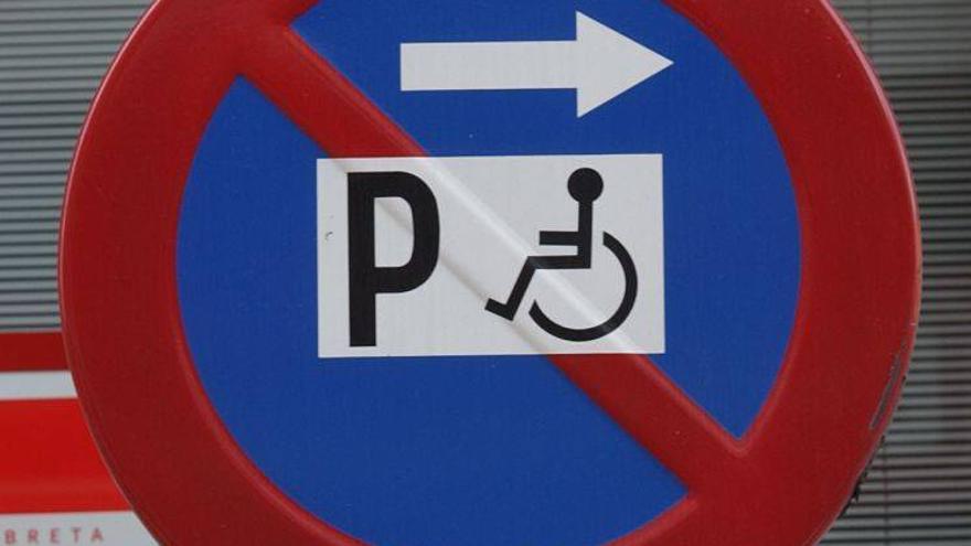 Tres denuncias al día por aparcar en plazas de discapacitados