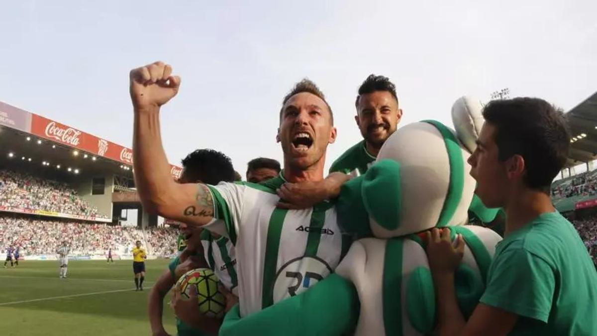 Xisco Jiménez celebra uno de sus dos goles en la ida del 'play off' ante el Girona.
