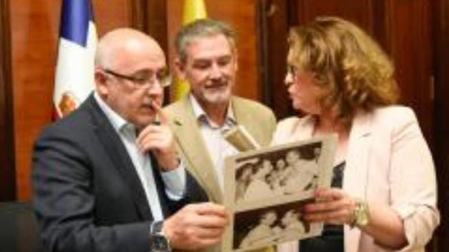 Antonio Morales, presidente del Cabildo grancanario, junto a Pedro Justo Brito y Rosa Kraus.