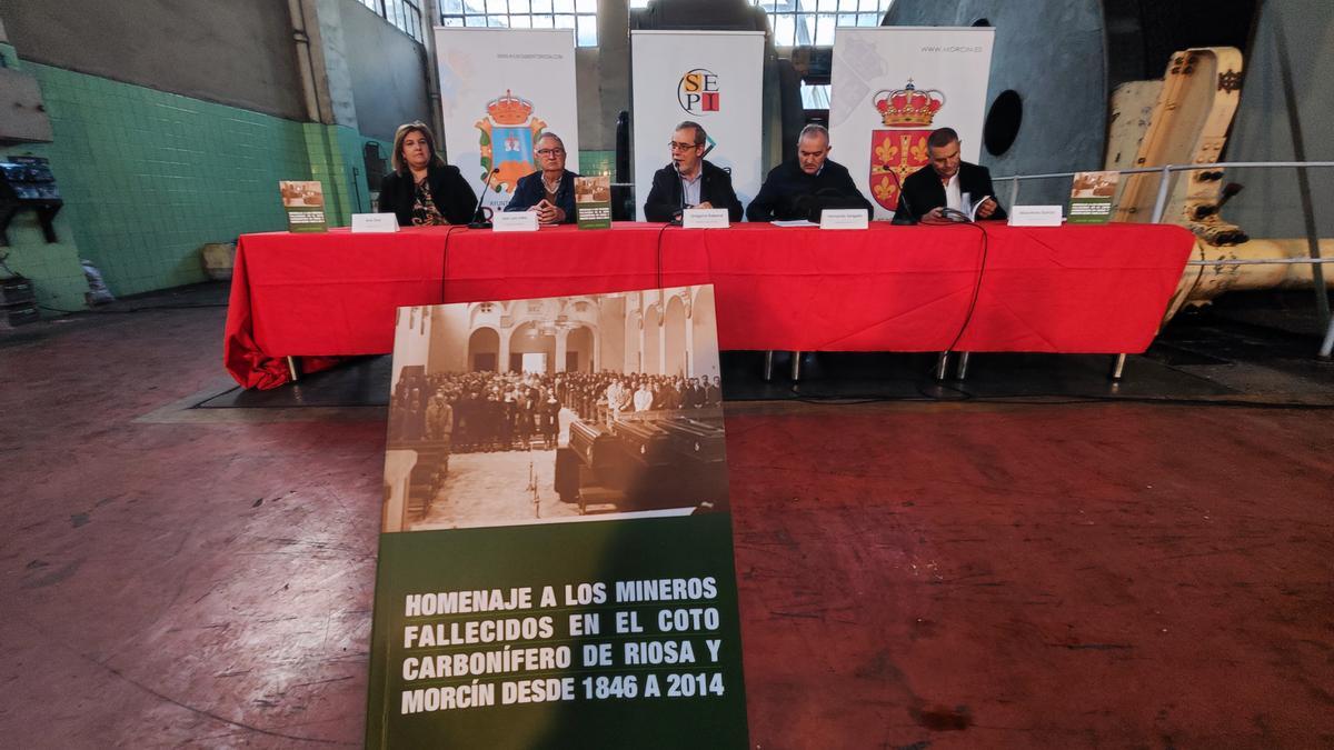 Por la izquierda, Ana Díaz, José Luis Cabo, Gregorio Rabanal, Fernando Delgado y Mino García, durante la presentación del libro.