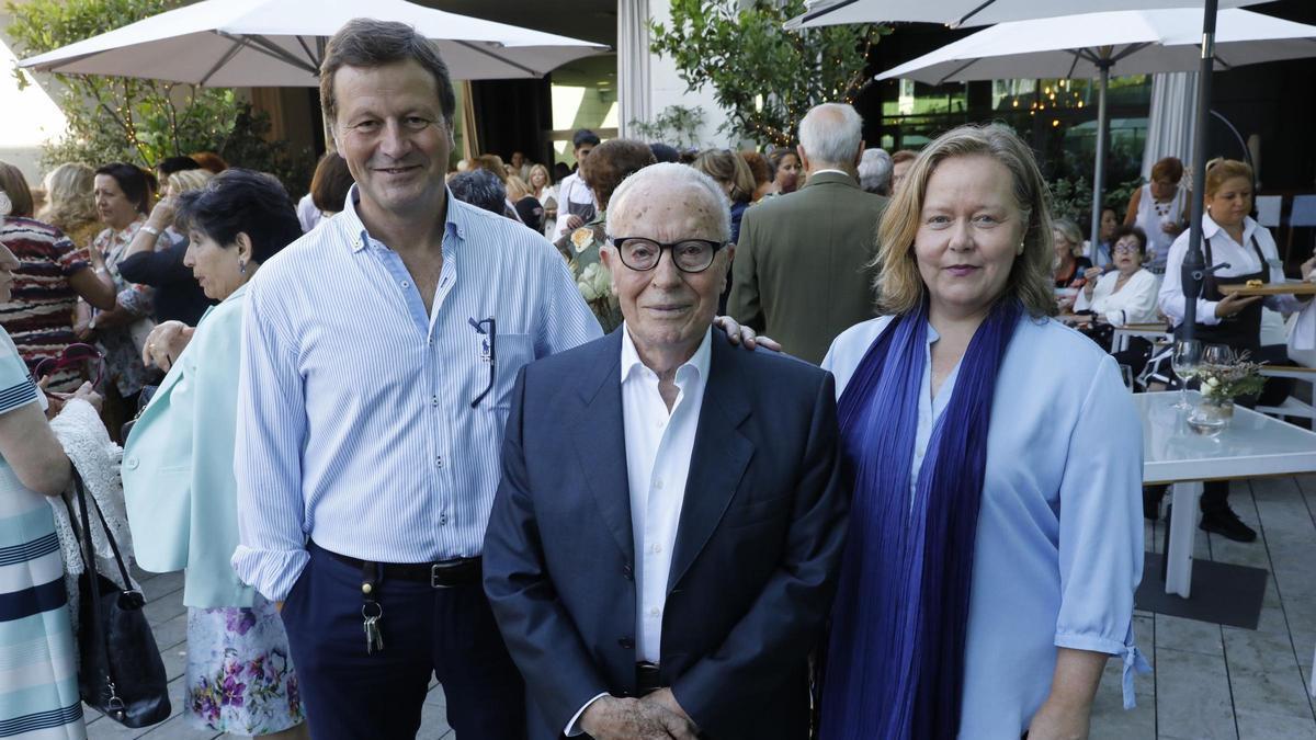 Enrique López, en el centro, junto a sus hijos Enrique y María José, en un encuentro con ex trabajadores de Camisas Ike.