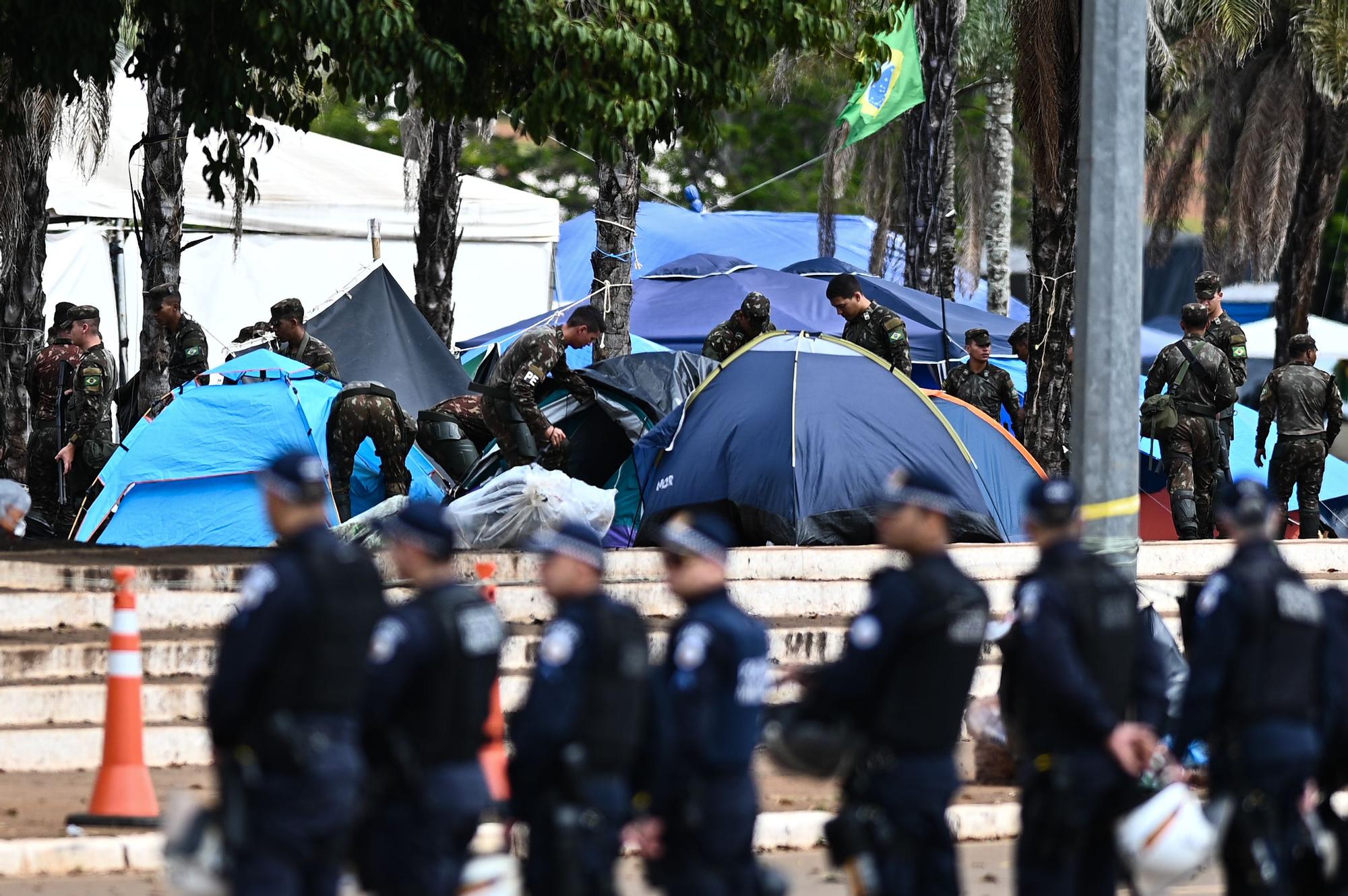 Desallotjament del campament bolsonarista davant la seu de l'exèrcit