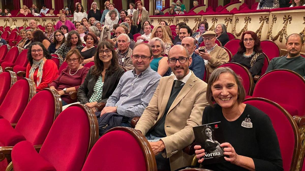 Los vecinos de Cangas de Onís invitados al ensayo general de «Norma», ayer, en el Campoamor; delante, desde la derecha, Pilar García Cuetos, Ignacio Bosch, Antonio de Luis y Miriam Perandones. | LNE