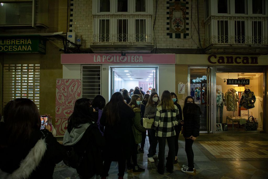 Largas colas en la inauguración de La Polloteca de Cartagena